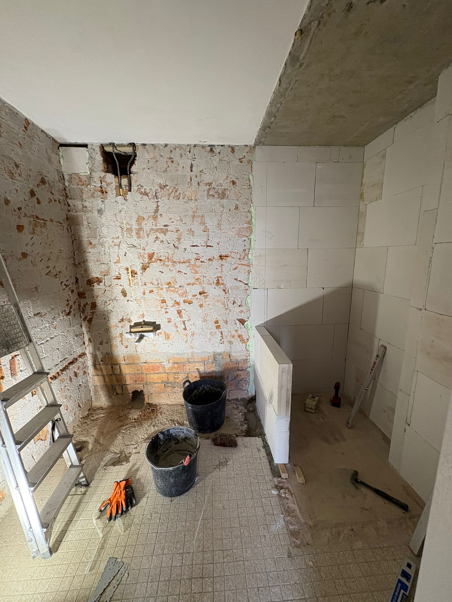 Badkamer voor renovatie in Eindhoven, sloop voltooid, brickwerk open