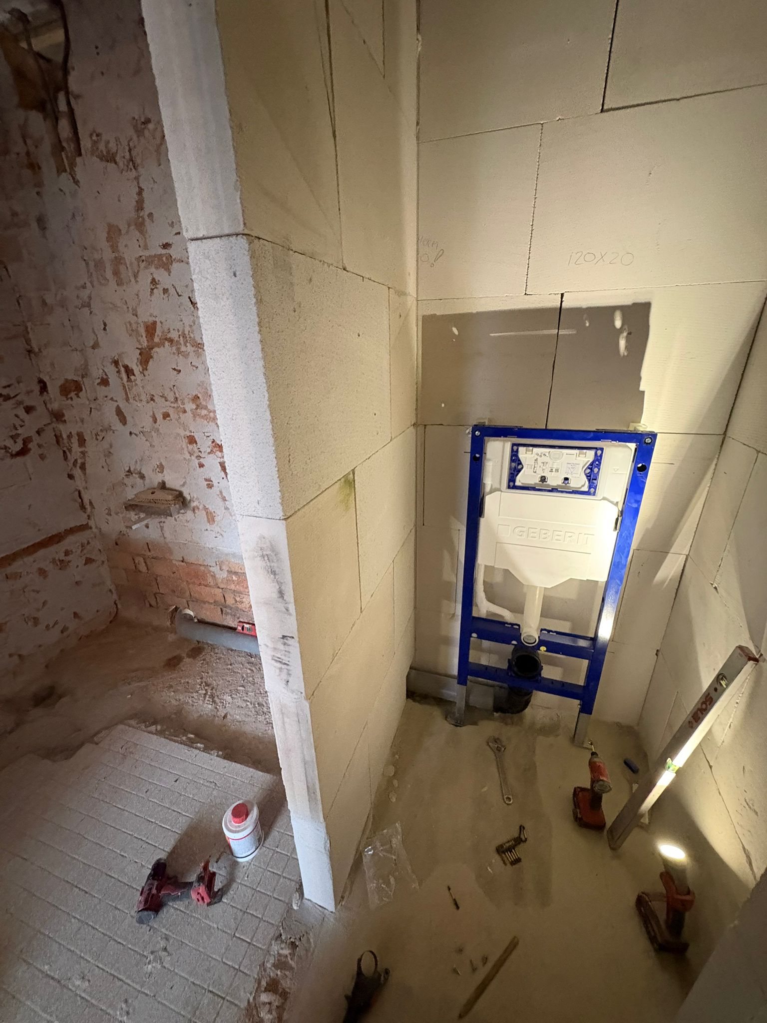 Badkamer renovatie tijdens opbouw Eindhoven, Geberit inbouwreservoir en gasbetonblokken