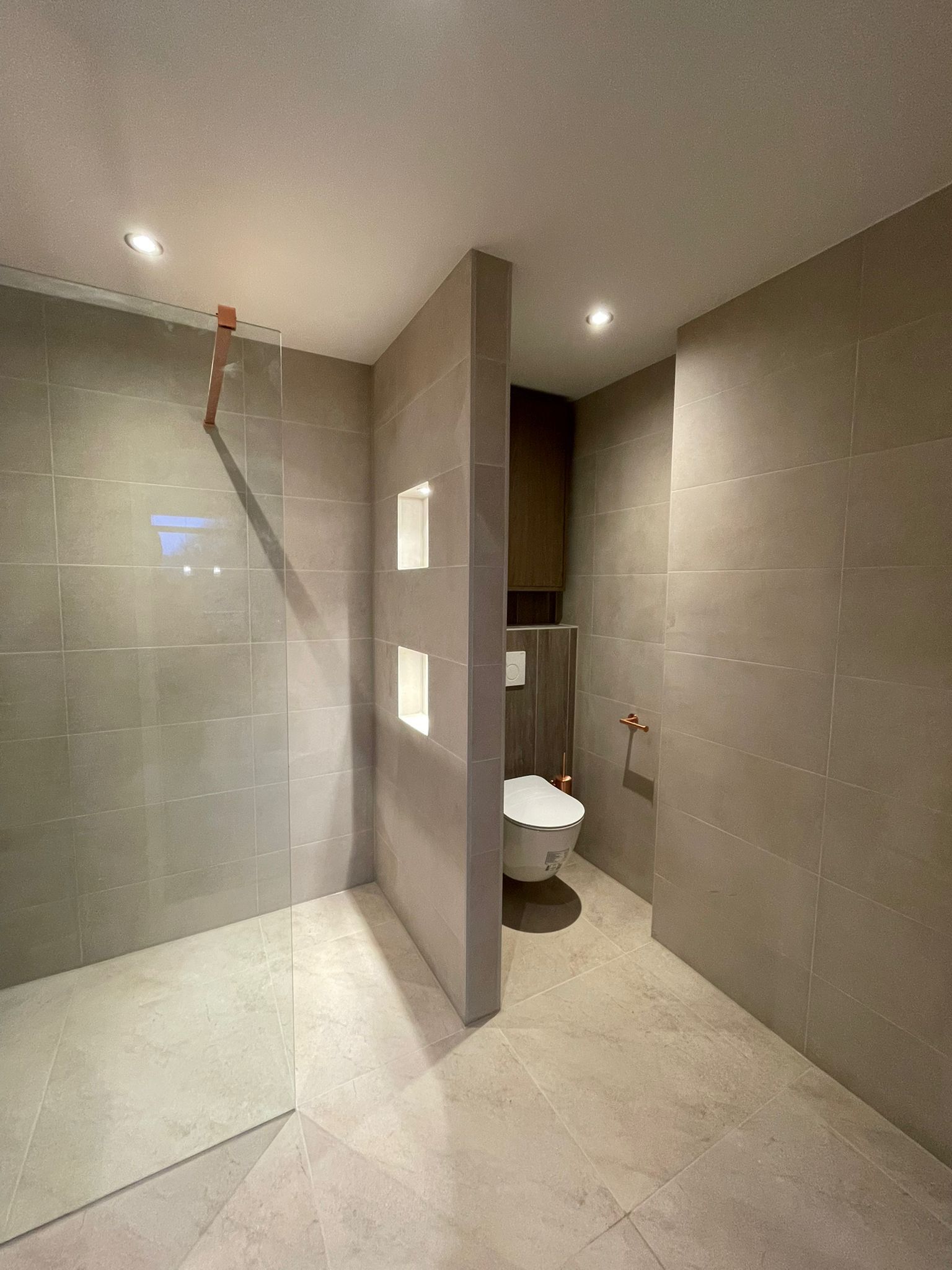 Walk-in douche met inbouwnissen en zwevend toilet, badkamer Eindhoven