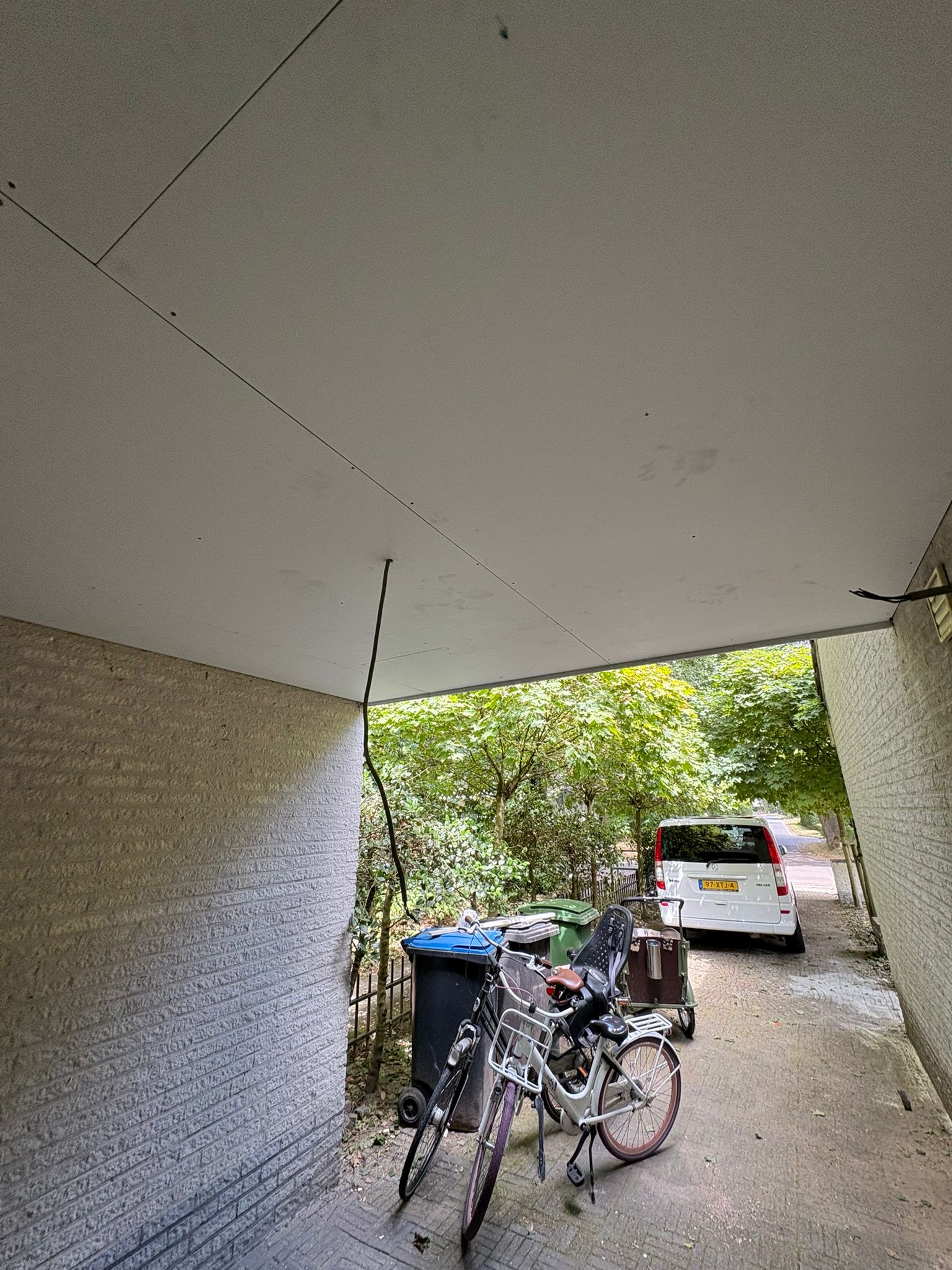 Carport na renovatie met nieuw plafond