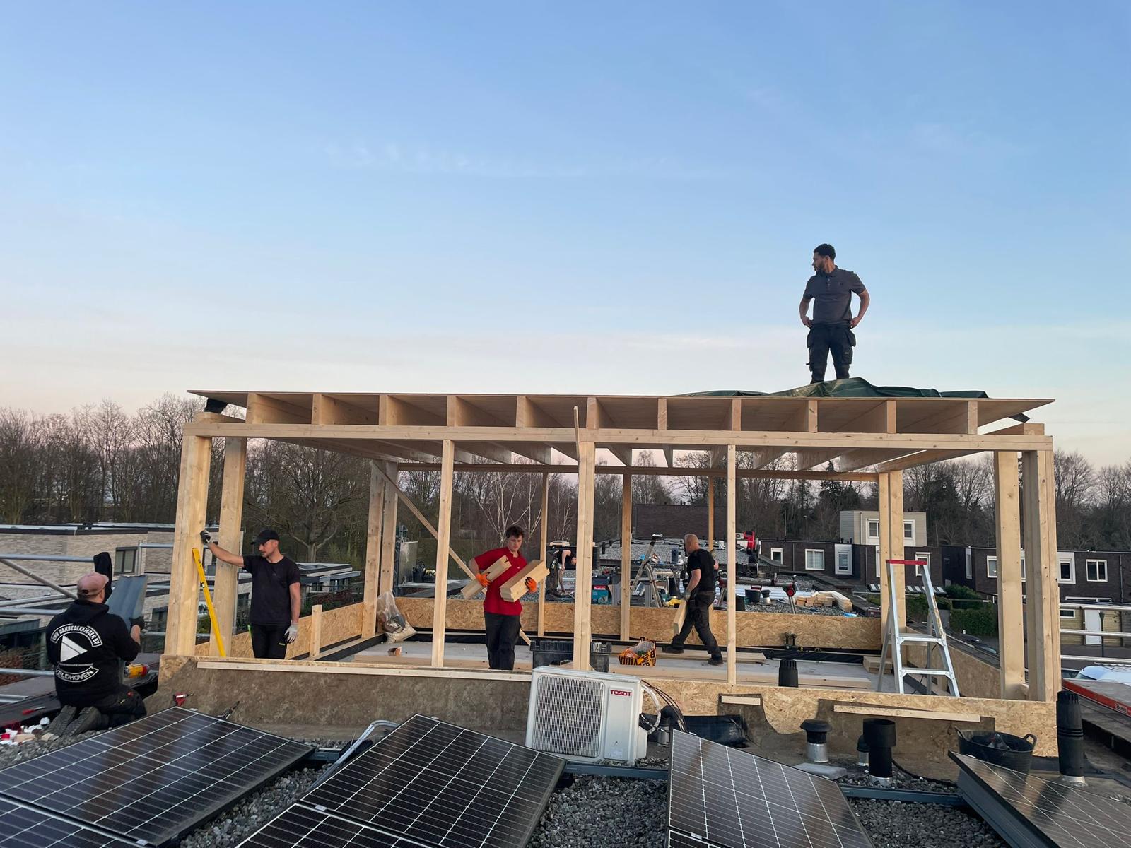 Team bouwt dakopbouw op een plat dak