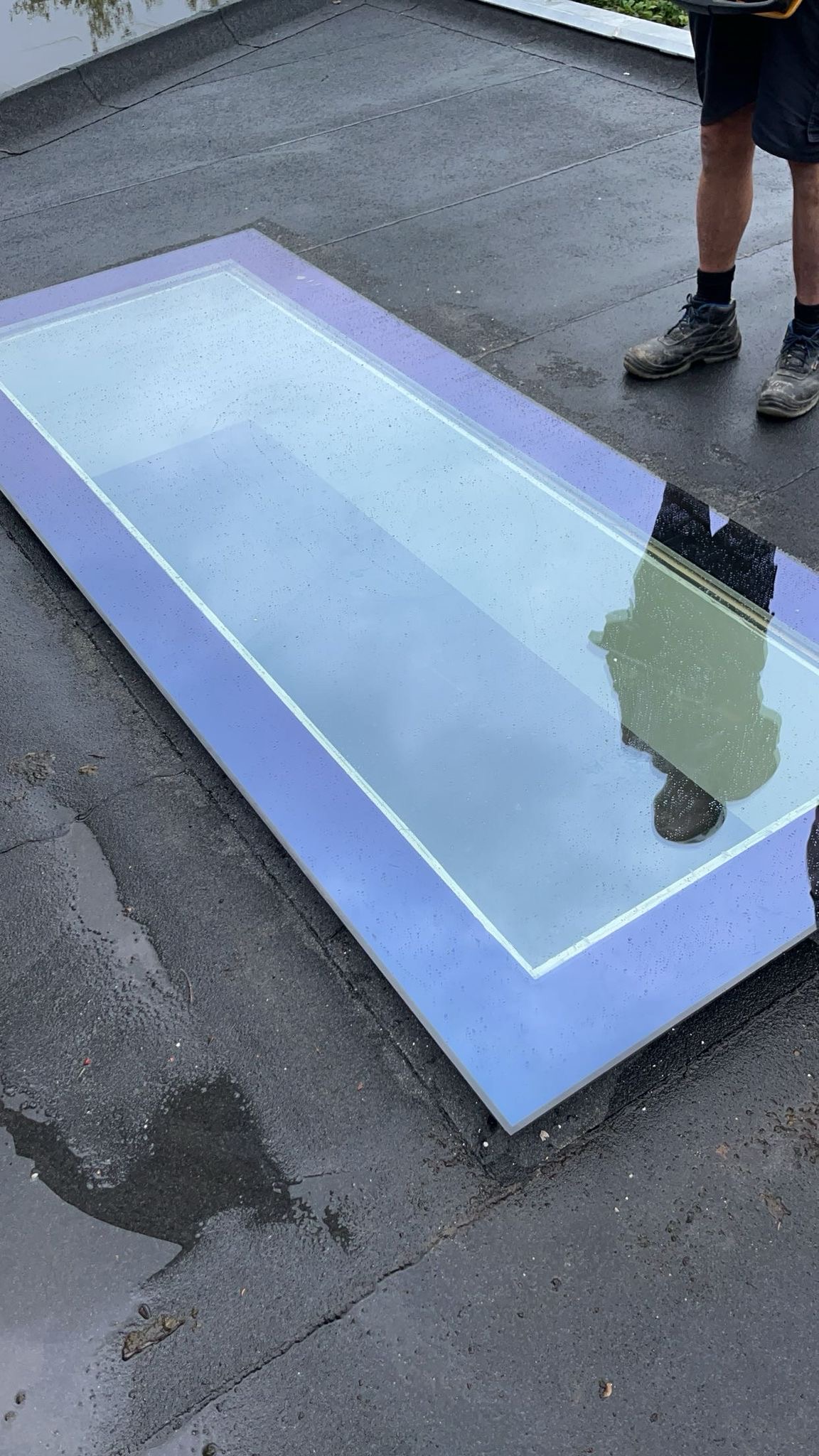 Lichtkoepel na plaatsing op een plat dak, glaspaneel met strakke afwerking