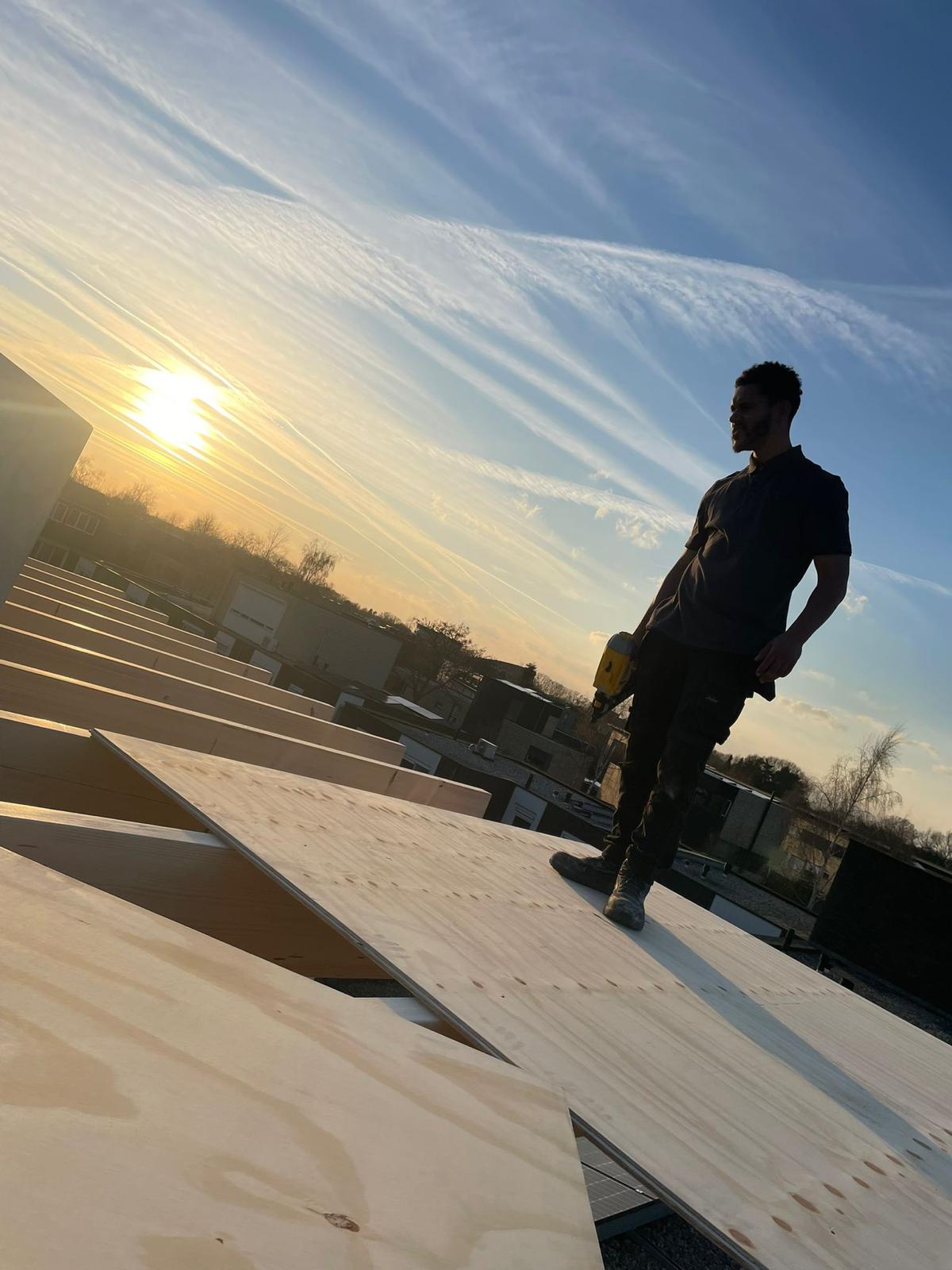 Simeon bij zonsondergang op een dakopbouw